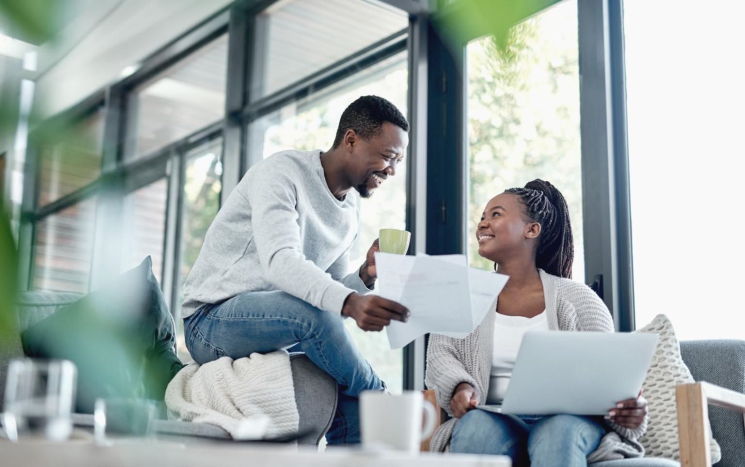 Arbeitsplatz mit Designskizzen und digitalen Wireframes