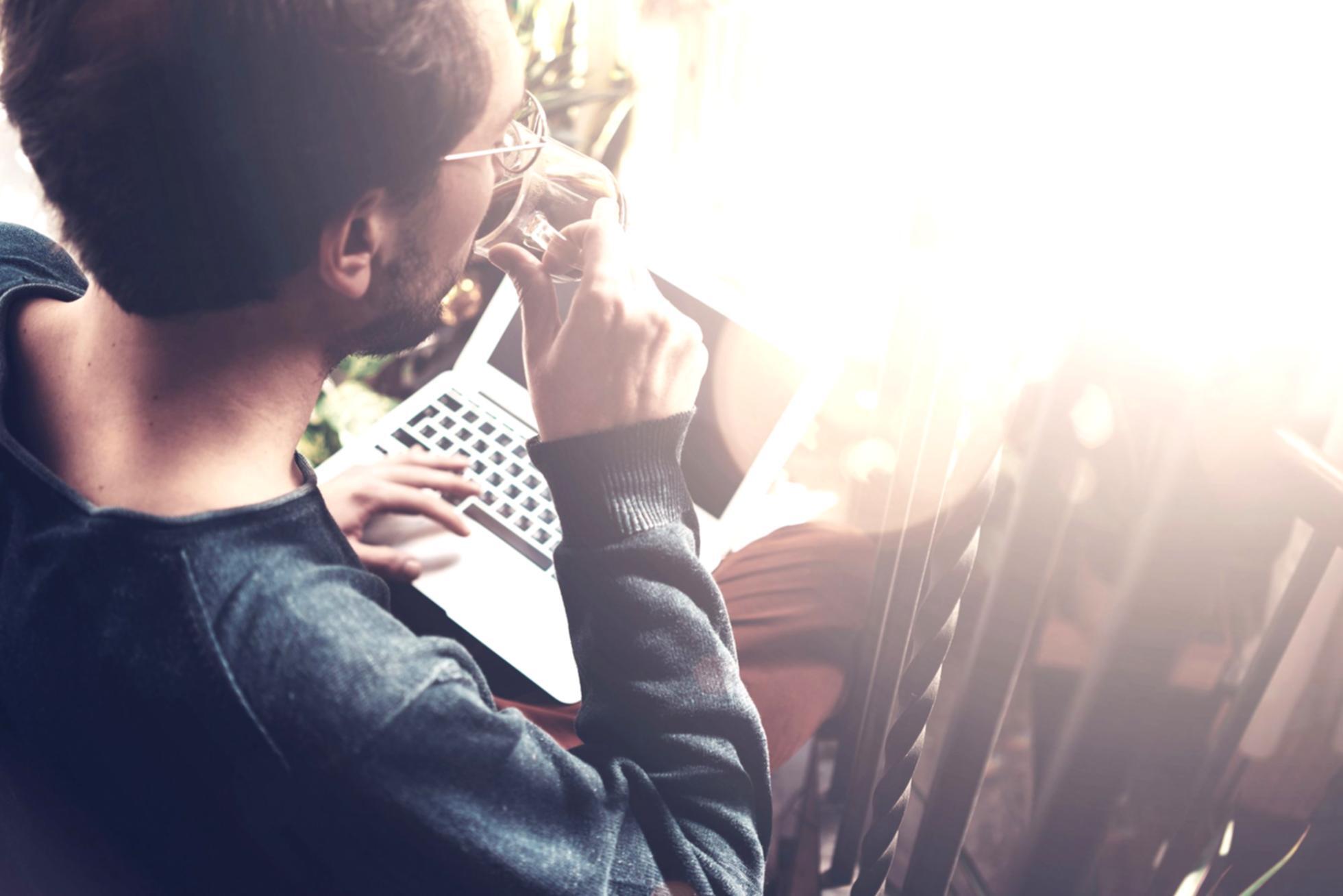 UI/UX Designer bei der Arbeit an Interface-Konzepten