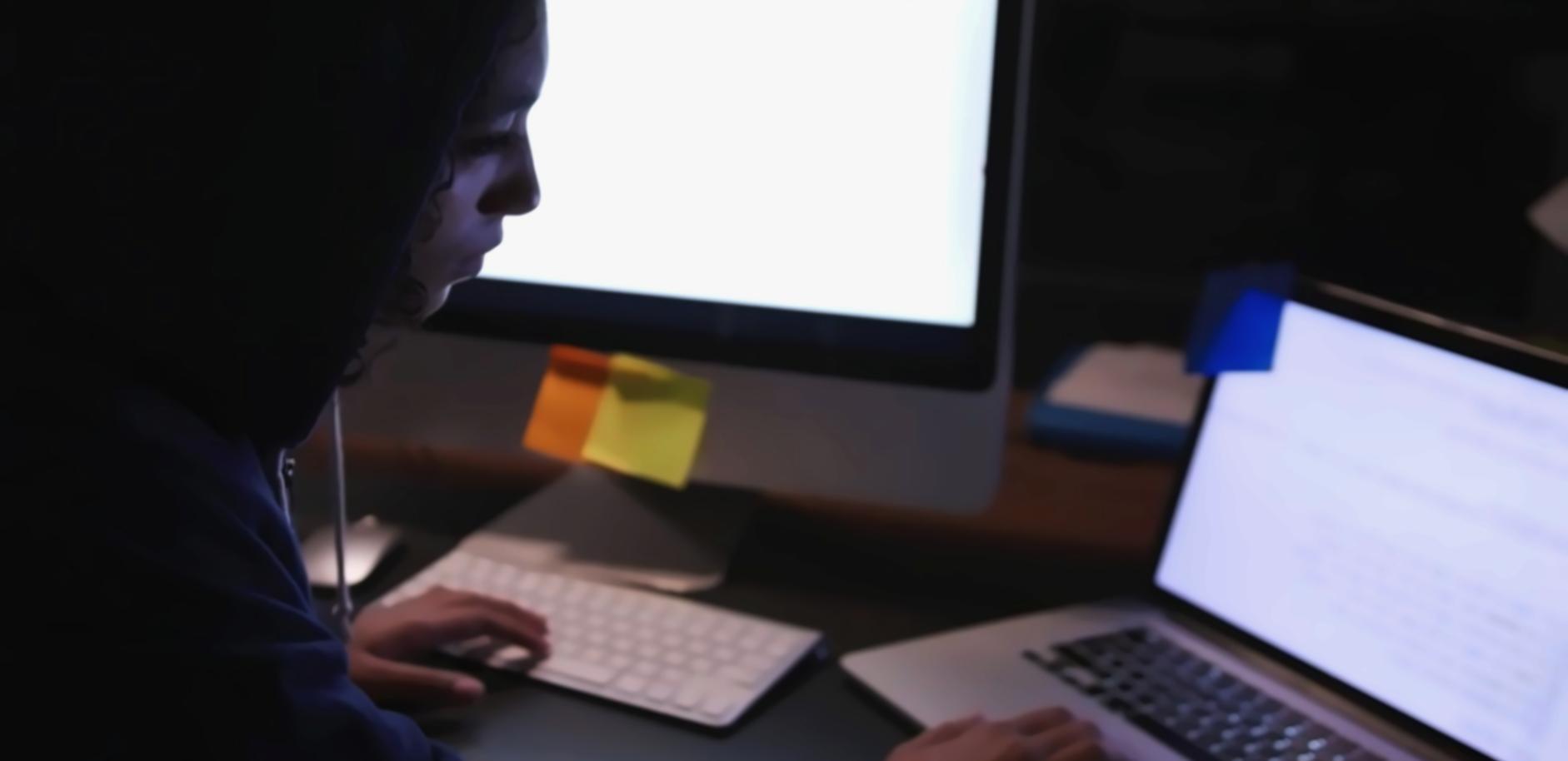 Teilnehmer arbeitet an UI/UX-Projekt am Computer